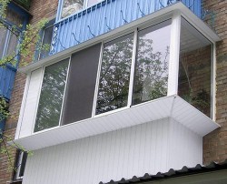 Остекление балконов с выносом